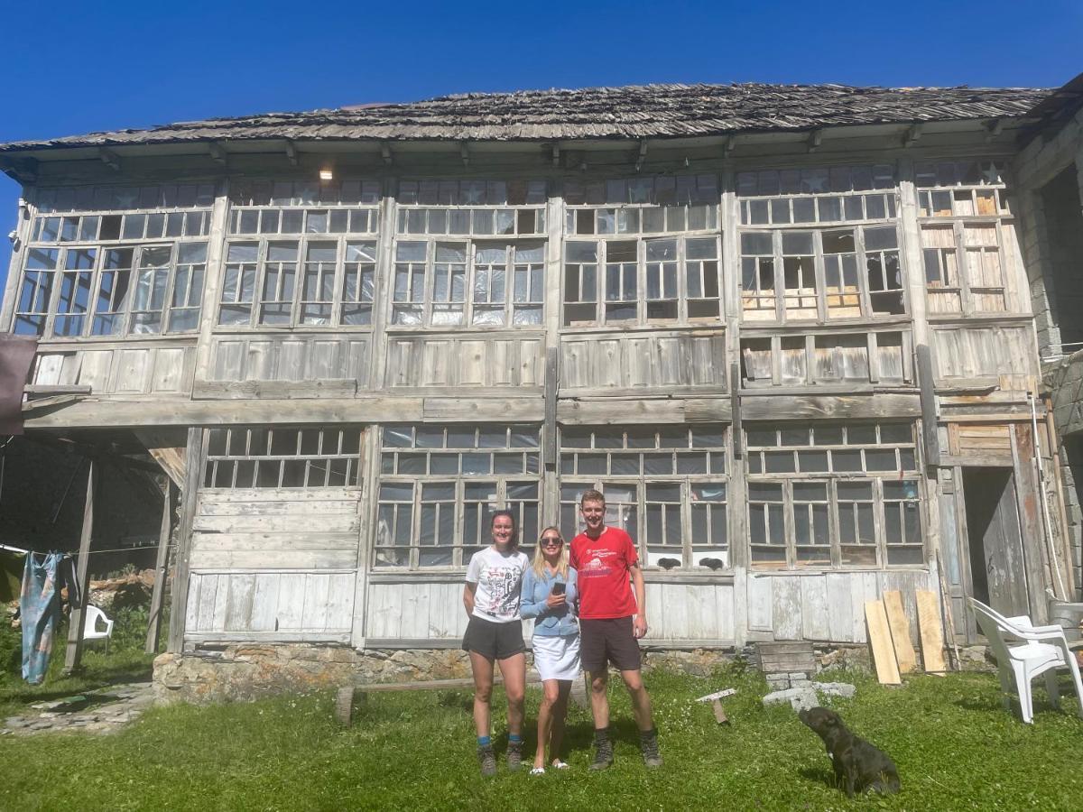 Gunter Guest House Adishi Bagian luar foto