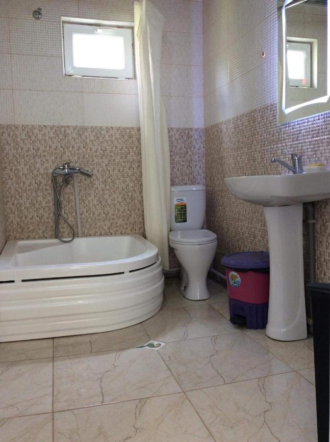 Gunter Guest House Adishi Bagian luar foto